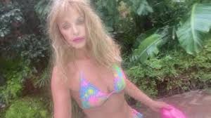 Une grosse tête qui raconte des histoires aussi bien qu'il chante : Arielle Dombasle Swimming In The South Of France Youtube