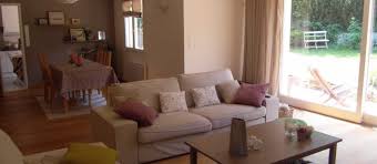 C'est bien simple, il s'invite dans toutes les pièces de la maison pour tous les styles… à condition de le nuancer et l'associer à d'autres couleurs. Deco Salon Rouge Blanc Noir Home Decor Furniture Home