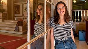 She has light brown hair. Sara Barros Leitao Atriz Encenadora E Voz Critica Das Politicas Culturais Recebe Premio Revelacao Do Teatro Nacional D Maria Ii Observador