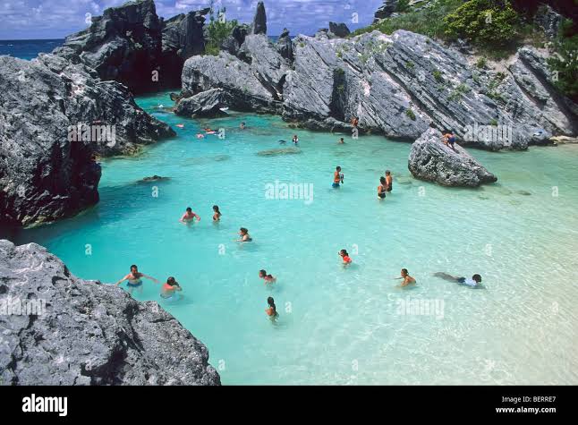 Swimmers in small cove at Horseshoe Bay Beach in South Shore Park on the  island of Bermuda Stock Photo - Alamy