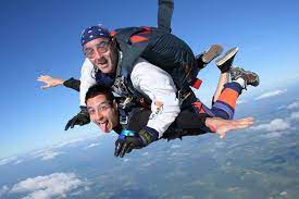 Offrez un concentré d'adrénaline à l'occasion d'un saut en parachute avec chute libre. Saut En Parachute Lyon Les Meilleurs Sauts Et Les Moins Chers A Lyon