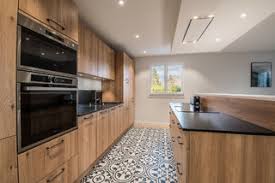 Les différents motifs et tonalités des carreaux s'harmonisent à l'acier des éléments et confirment le style industriel de la cuisine. Cuisine Avec Un Sol En Carreaux De Ciment Photos Et Idees Deco De Cuisines Avril 2021 Houzz Fr