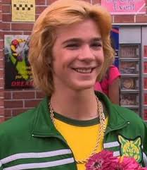 Alex Black, quien interpretó a “Seth Powers” en el Manual de Ned, hizo un  papel similar en la película Si tuviera 30. En esta, interpreta a Chris  Grandy, el guapo atleta que