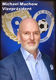 🔊 HINTER DEN KULISSEN, Teil 3 In Teil 3 unserer kleinen Serie, möchten wir  Euch heute unseren Vizepräsidenten Michael Muchow etwas näher vorstellen.  Geburtsdatum: 25.11.1968 verheiratet, 1 Sohn Funktion: Vizepräsident FC  Stahl