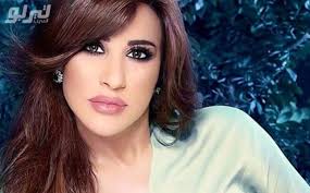 صورة نجوى كرم داخل سيارة بنتلي في مطار دبي والسبب arabian beauty beauty nose ring