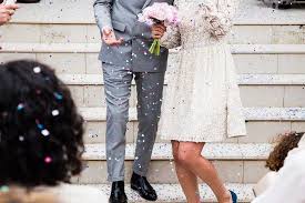 Le invitate più importanti, le mamme degli sposi, subiscono quasi quanto gli sposi lo stress della scelta dell´abito giusto. Palermo Organizzano Falso Matrimonio Per Battezzare La Figlia La Madre Si E Vestita Da Sposa