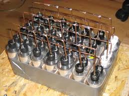 Un condensator este un dispozitiv electric pasiv ce înmagazinează energie sub forma unui câmp electric între două armături încărcate cu o sarcină electrică egală, dar de semn opus. Principiul FuncÈ›ionÄƒrii Condensatorului Care Este Condensatorul In Circuitul Electric Caracteristicile De Lucru