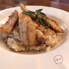 Questo risotto, con la sua consistenza tipicamente cremosa, conquisterà sicuramente il palato dei vostri commensali. Risotto Al Pesce Persico Sale Quanto Basta
