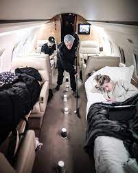 Sekali ia mengangkat kaca mata dan menyeka air matanya. Celebrities With Private Jets Kim Kardashian Kylie Jenner Justin Bieber More Hello