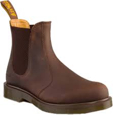 Martens debuted its chelsea boots in the '70s, but the silhouette has its origins in the victorian era. Dr Martens Chelsea Boots 2976 Braun Gunstig Kaufen