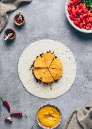 Mexikanischer Tortilla Burrito Mit Gemuse Und Nachos Crunchwrap Supreme Schritt Fur Schritt Rezept Crunch Wrap Supreme Vegane Kasesauce Burritos