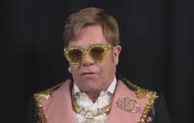 Elton John mostra capa de sua autobiografia. Vem ver!