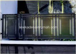 Pagar besi hitam dipadu pilar besar dari batu bata. 109 Desain Pagar Dan Pintu Besi Minimalis Modern Dan Konvensional Simomot