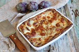 Ho unto leggermente con il burro il fondo di una teglia e vi ho rovesciato i rigatoni con besciamella e carciofi. Pasta Al Forno Ai Carciofi Ricetta Facile Con Besciamella