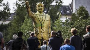 Es zeigt ministerpräsident winfried kretschmann in einer ungewohnten pose. W6geyl7hrdcv2m