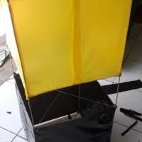 Setelah layangan jadi kemudian rangka layang layang dikaitkan dengan benang dimana benang ini berfungsi untuk menerbangkan layang layang agar layang layang tidak lepas saat di terbangkan maka pada ujung benang di beri tempat untuk menarik ulur benang. Jual Layangan Kotak Terbaik Harga Murah August 2021 Cicil 0