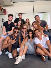 Vitória estava usando um vestido preto com estampas de onça, enquanto marcella usava um look com calça jeans e blusa colorida estampada. Marcella Rica On Twitter Novela Nova Elenco Do Amoooor