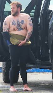 Hill curbed his bad eating habits by keeping a food journal that he sent to his doctor each day — and he once accidentally sent it to drake of all people. Jonah Hill S Feet Wikifeet Men