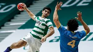 Bola, futebol preto e branco, monocromático, equipamento esportivo png. Andebol Sporting E Benfica Perseguem Fc Porto Apos Vitorias Maisfutebol
