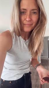 I’m a procrastinator in one specific area…purse straps. The body of the  purse has been done for ages and today is the day I finally finish! I’m  really happy where the bag hits