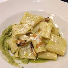 Pasta ai fiori di zucca e pancetta 1 per preparare i rigatoni fiori di zucca e pancetta per prima cosa lavate i fiori di zucca, togliete loro i pistilli, asciugateli su carta da cucina e tagliateli a striscioline sottili. Paccheri Fiori Di Zucca Pancetta E Panna La Ricetta Di Pasta Con Panna It