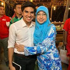 Malaysiakini Syed Saddiq And Parents Surrounded Heckled By Mob