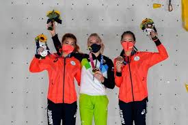 She participates in both bouldering and lead climbing competitions. Asumkf R8a5p6m