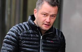 Wyluzujcie, to rozkaz. Bezlitośnie o brytyjskiej rodzinie królewskiej. Na  Wyspach byłoby to nie do pomyślenia!