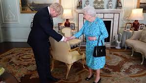 Elizabeth, 20 kasım 1947 tarihinde üçüncü dereceden kuzeni olan yunanlı prens eski yunanistan ve danimarka prensi, kraliyet deniz kuvvetleri teğmenlerinden edinburgh dükü prens philip mountbatten ile evlenmiştir. Ingiltere Basbakani Boris Johnson Dan Kralice Elizabeth E Kutlama Magazin Haberleri Ntv