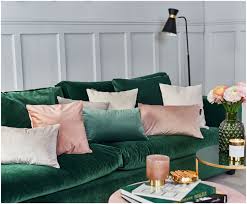 Machen Sie Ihr Wohnzimmer Mit Dem Samt Sofa Balmira In Grun Zur Wohlfuhloase Entdecken Sie Weitere Elegante Mobel Von C Samt Sofa Wohnzimmerdesign Grunes Sofa