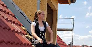 Only company in the local area that services roofing contracts for lowe's. Eine Frau Als Beste Dachdeckerin Auf Der Meisterschule Dach Live