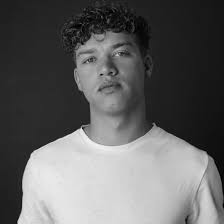 OUD-DAS MAAK TELEVISIEDEBUUT Angelo Bergh, oud-leerder van 2020, het op  skool al onder die top agt van die Nasionale Toneelspelkompetisie, gekom.  Hierdie Das het reeds in sy hoërskoolloopbaan in verskeie produksies  gespeel.