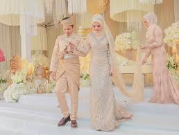 Pelamin untuk nikah dan bersanding. Baju Pengantin Warna Peach