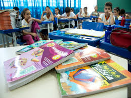 E à realidade sociocultural das instituições. Dia Nacional Do Livro Didatico Biblioo