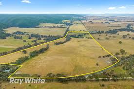 Dual Dwellings On 100 Acres With Town Water Victoria Anakie Forsale Horseproperty Realestate Horse Property Country Roads Picturesque