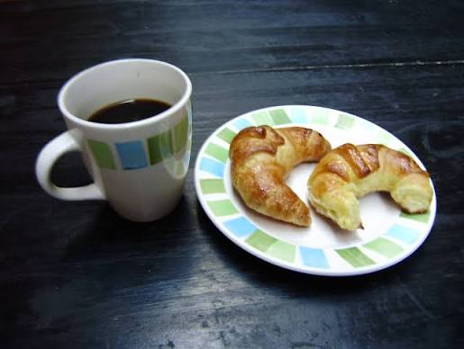 Archivo:Café y medialunas en Buenos Aires.jpg - Wikipedia, la enciclopedia libre