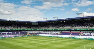 Anderlechtvanaf begin maart worden in het stadion van rsc anderlecht per maand 25.000 vaccinaties tegen het coronavirus uitgevoerd. Stadion Van Anderlecht Wordt Vanaf Maart Omgevormd Tot Vaccinatiecentrum Brussel Hln Be