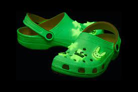 A nod to the puerto rican singer's latest album, yhlqmdlg, these crocs glow in the dark and come with jibbitz inspired by bad bunny's music. Bad Bunny X Crocs Clog Release Information Official Images