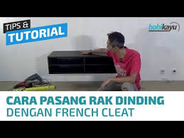 Backdrop tv dengan kabinet gantung kaca dan ambalan gantung. Cara Pemasangan Rak Buku Rak Tv Gantung Di Dinding French Cleat Youtube