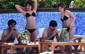 Antalya televizyon ödülleri en i̇yi yardımcı kadın oyuncu'luk ödülünü aldı. Farah Zeynep Abdullah Guneslenirken Fena Yakalandi Son Dakika Magazin Haberleri