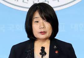 1992년 이후 한국정신대문제대책협의회(약칭 정대협) 간사, 사무국장, 사무총장 등을 역임하고 2008년부터 정대협 상임대표를 거쳐 일본군성노예제 문제해결을 위한 정의기억연대의 이사장을 역임했다. ìœ¤ë¯¸í–¥ì˜ì› ê²€ì°°ì˜ ë¬´ë¦¬í•œ ê¸°ì†Œì— ëŒ€í•œ ìž…ìž¥ë¬¸ ì˜¤ëŠ˜ì˜ í•«hotë‰´ìŠ¤