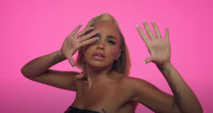 Η κόνι διαθέτει έναν από τους πιο hot λογαριασμούς στο instagram και κάθε της ανάρτηση γίνεται θέμα. Koni Meta3a Debater