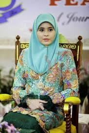 The bride carried a bouquet which was made of gems and precious metals in the shape of flowers. Princess Majeedah Tumblr Posts Tumbral Com