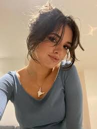 Tessa Garrett's Instagram, Twitter & Facebook