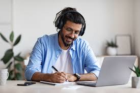 Profesional estudiando marketing digital en línea para actualizar sus conocimientos y adaptarse a los cambios del mercado.