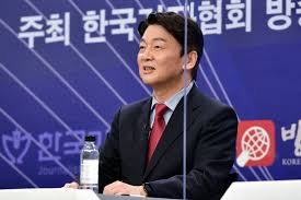 .아내로서 그의 추악한 행동들을 알게됐든 그의 생일을 축하하는 마음은 비난할 수 없지만 굳이 그걸 공개적인 공간에 올릴 필요는 없다고 생각한다, 잊고 살다 이 사진을 보고 힘들어 할 피해자 생각은 안. Q Vkzjo89bobqm