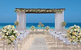 Una boda en playa es la opción ideal para casarse, y sus ceremonias pueden ser algunas de las más sencillas de planificar. Bodas De Playa De La Arena Al Altar