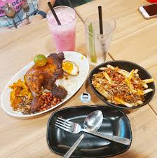 In 2013, yeo started a western stall called play kitchen, which sells fusion food such as laksa and tomyum pasta. Sgfoodfeed Hawkerman Crossover Project Sedap Nasi Lemak