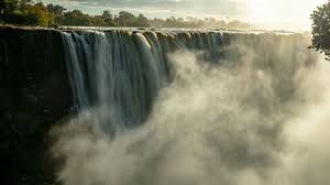 Depuis des décennies, les chutes victoria, où le fleuve zambèze d'afrique australe se déverse en cascade sur 100 mètres dans un profond canyon, attirent des millions de touristes au zimbabwe et en zambie pour leurs vues magnifiques. Blog Safari Zimbabwe Ilala Lodge Hotel Natucate