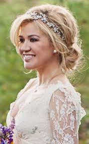 Kelly Clarkson S Romantic Bridal Hair All The Details Romantic Wedding Hair Romantic Bridal Hair Wedding Hairstyles